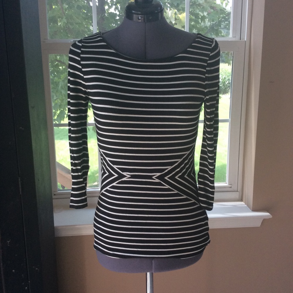 Black/white strip top